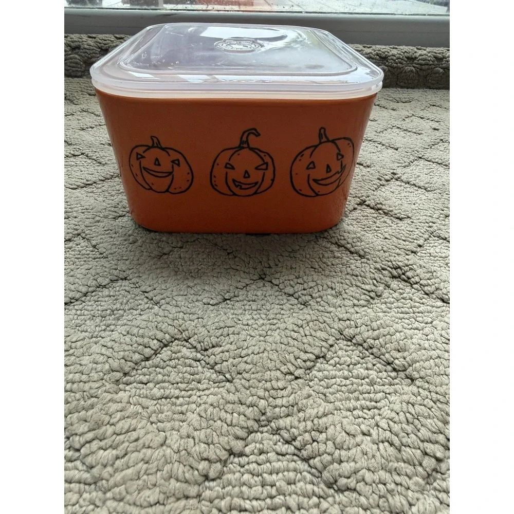 2021 Rae Dunn Halloween  Treats Ghost  Ceramic Container Removable Vented Lid